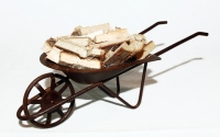 Eisenschubkarre mit Holz